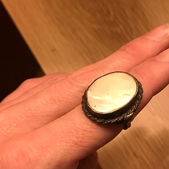Vintage Mother Of Pearl Oval 1960’s Pearlescent Ring - Picture 1 of 15